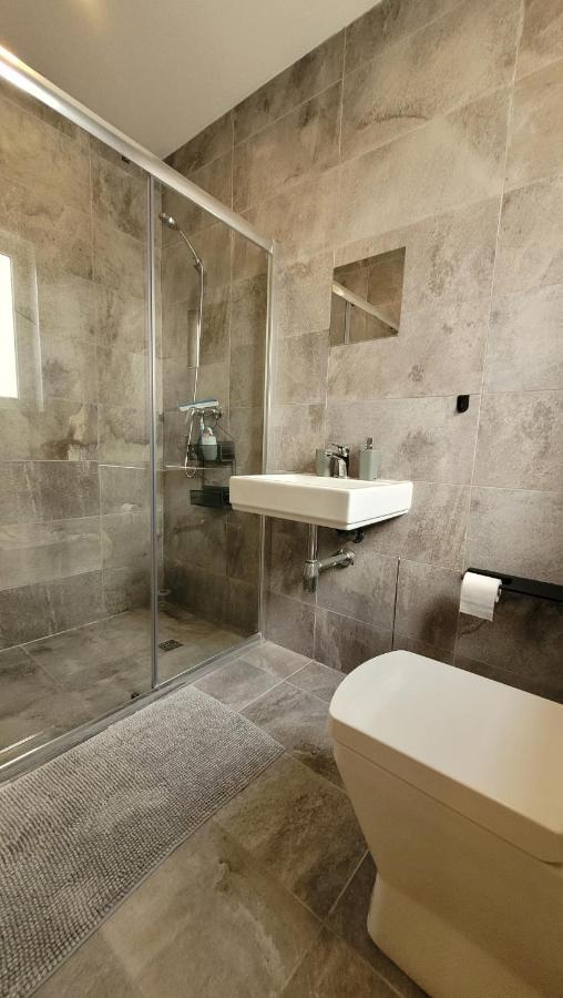 דירות סיינט פול ביי Stylish - Modern - Large Terrace - 2 Bed - 200 M From Sea - Fully Air Con מראה חיצוני תמונה