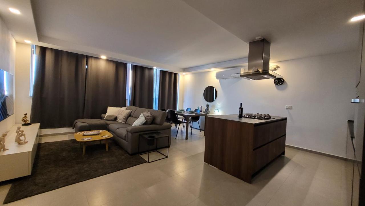 דירות סיינט פול ביי Stylish - Modern - Large Terrace - 2 Bed - 200 M From Sea - Fully Air Con מראה חיצוני תמונה