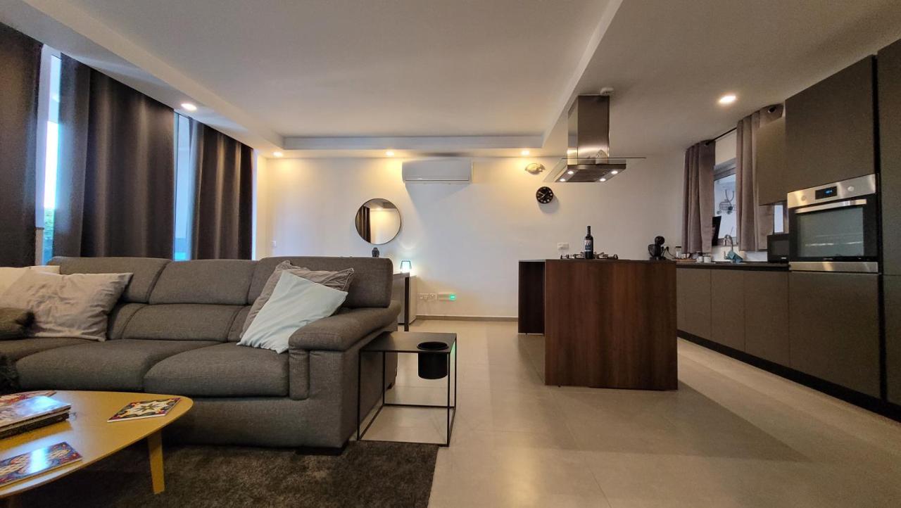 דירות סיינט פול ביי Stylish - Modern - Large Terrace - 2 Bed - 200 M From Sea - Fully Air Con מראה חיצוני תמונה